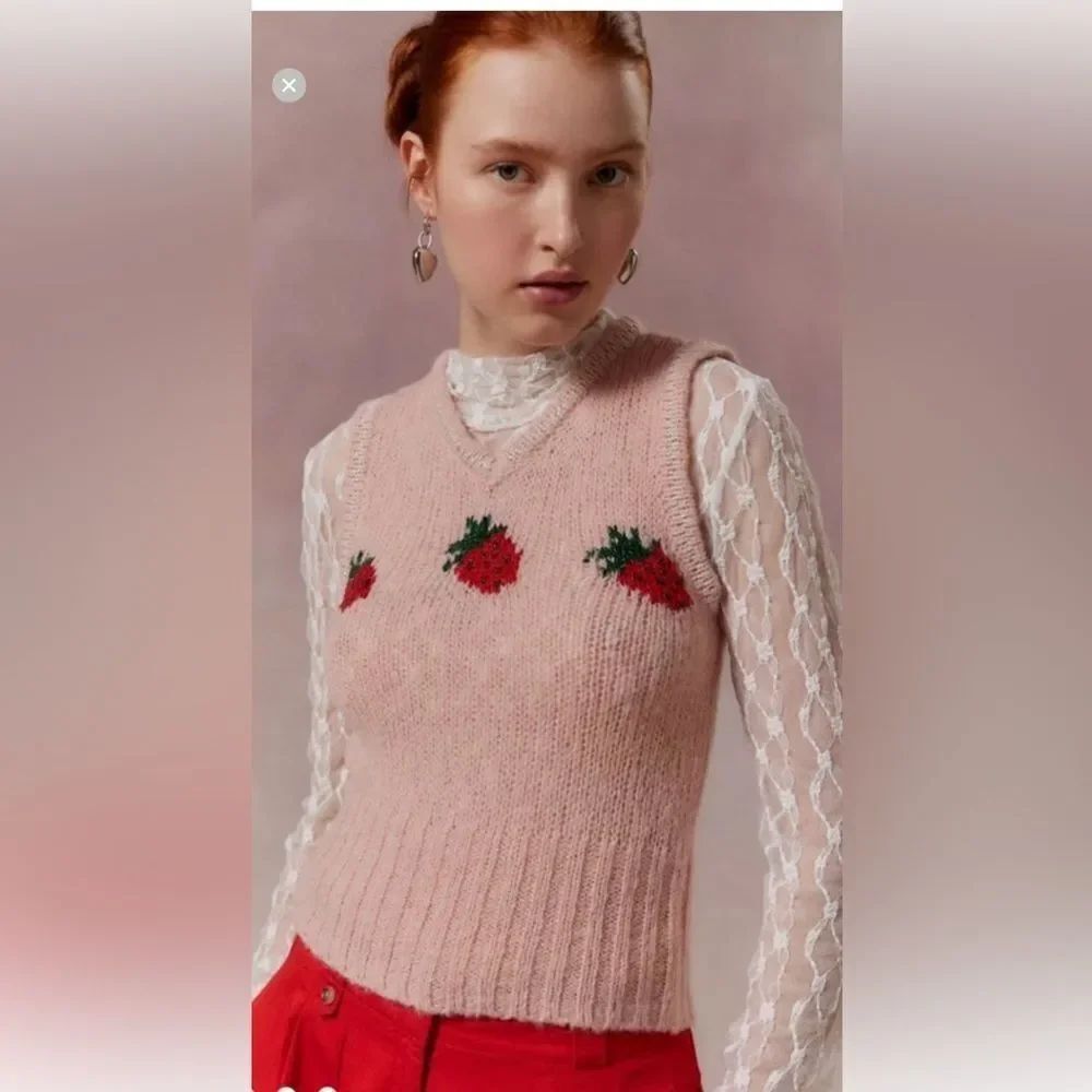 Kimchi Blue Jones Sparkly Printed Sweater Vest Strawberry 🍓 Pink & Red